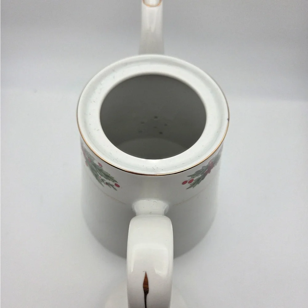 Vintage coffee/ tea / hot chocolate pot Lynns Holly fine porcelain china